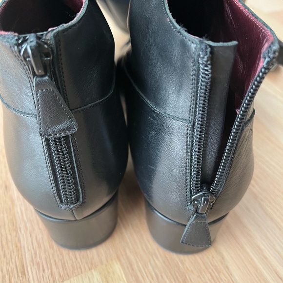 Chanel leather boots, Sz 40 - Picture 8 of 9